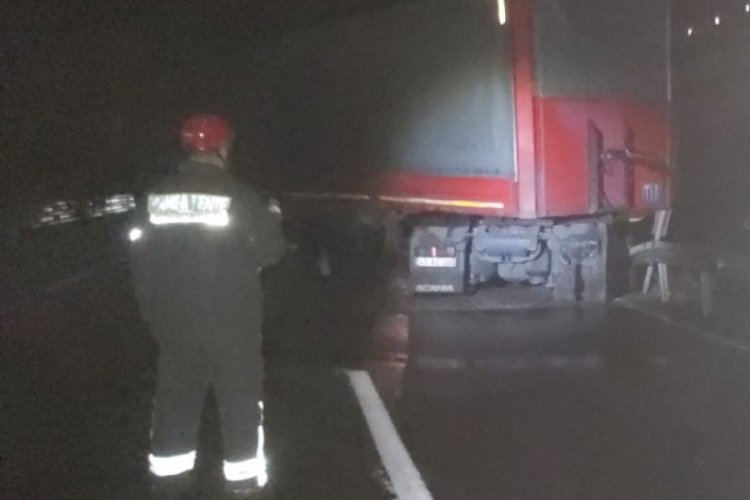Manisa'da kontrolden &ccedil;ıkan tır karayolunu trafiğe kapattı