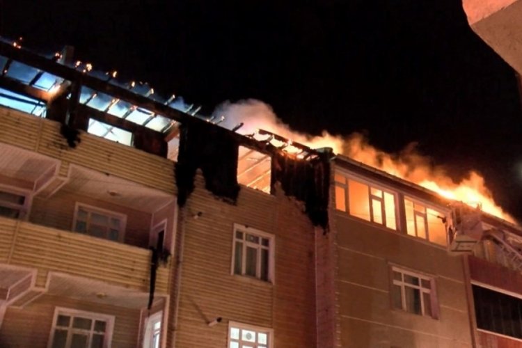 İstanbul Sultanbeyli'de 3 bina alev alev yandı!