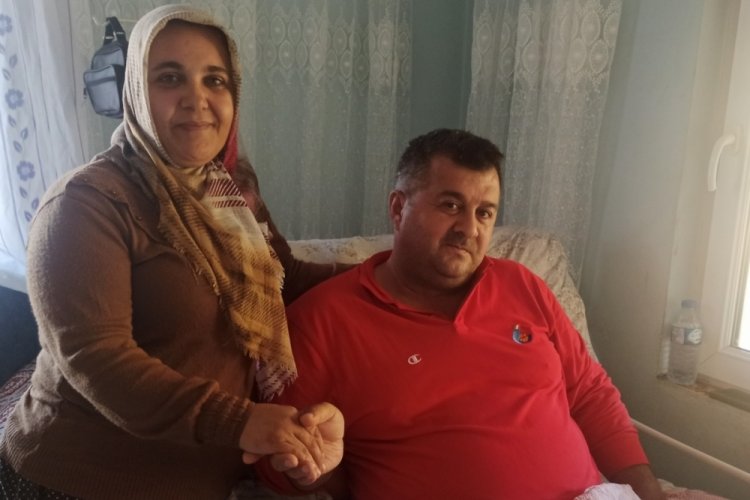 Yatalak kalan eşine bebek gibi bakıyor