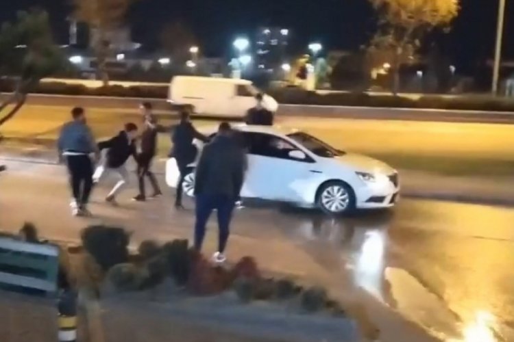 Bursa'da makas atan otomobile b&uuml;y&uuml;k &ouml;fke: Aracı tekmelediler