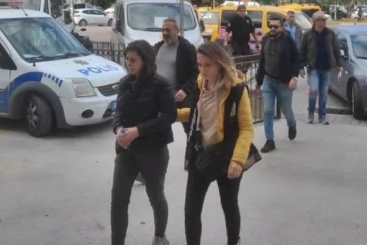 Tartıştığı sevgilisini bı&ccedil;aklayarak &ouml;ld&uuml;ren gen&ccedil; kız adliyeye sevk edildi