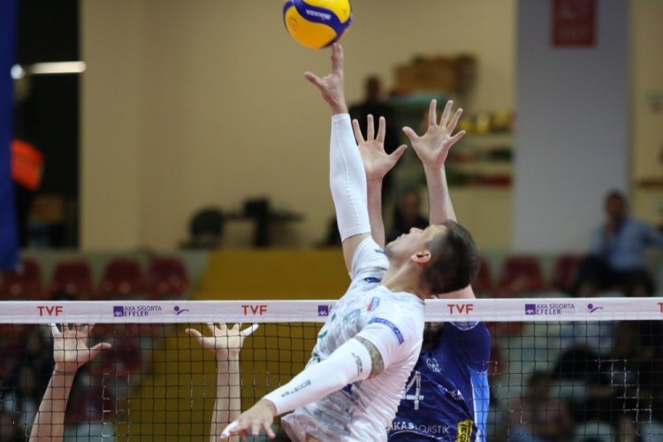 Bursa B&uuml;y&uuml;kşehir Belediyespor Arkas Spor'u set vermeden ge&ccedil;ti