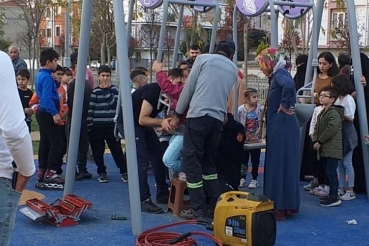 Kocaeli'nde salıncakta sıkışan &ccedil;ocuğun imdadına itfaiye ekipleri yetişti!