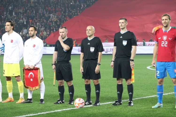 C&uuml;neyt &Ccedil;akır hakemlik kariyerini noktaladı