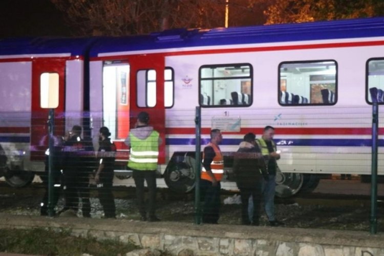 Sakarya'da gen&ccedil; kız elektrikli skuter ile trenin altında kaldı!