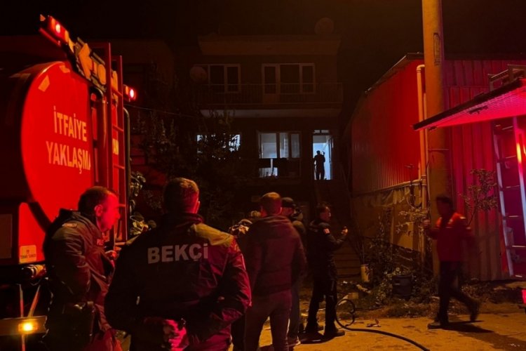 Bursa'da 4 katlı apartmanda &ccedil;ıkan yangın korkuttu