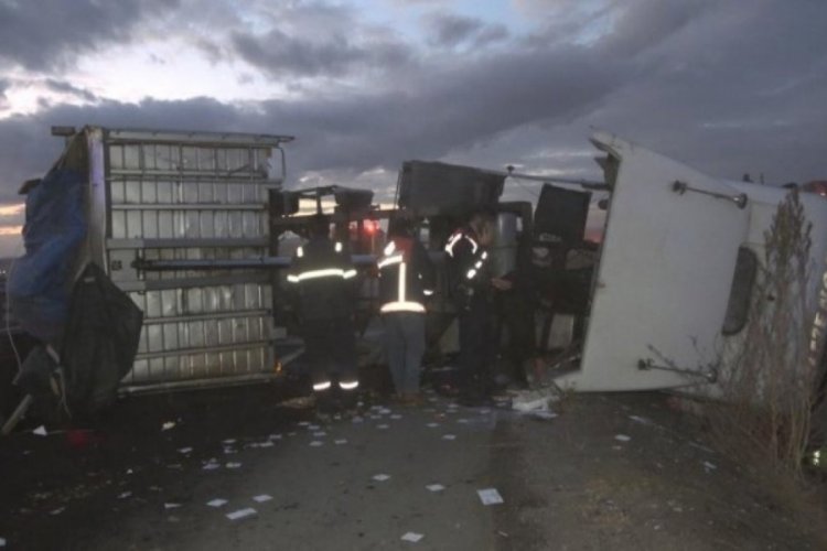Kırıkkale'de k&ouml;m&uuml;r tozu y&uuml;kl&uuml; tırın devrildi: 1 yaralı