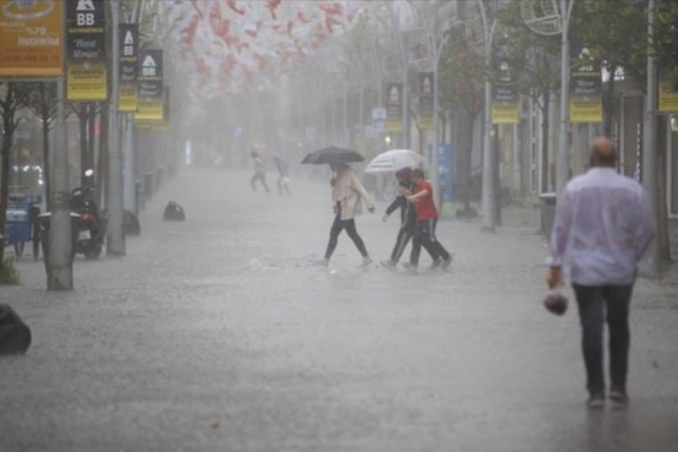 5 il i&ccedil;in sağanak yağış uyarısı! Bursa'da hava bug&uuml;n nasıl olacak?