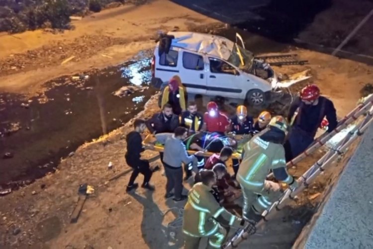 Bursa'da kontrolden &ccedil;ıkan ara&ccedil; 5 metre y&uuml;kseklikteki k&ouml;pr&uuml;den u&ccedil;tu