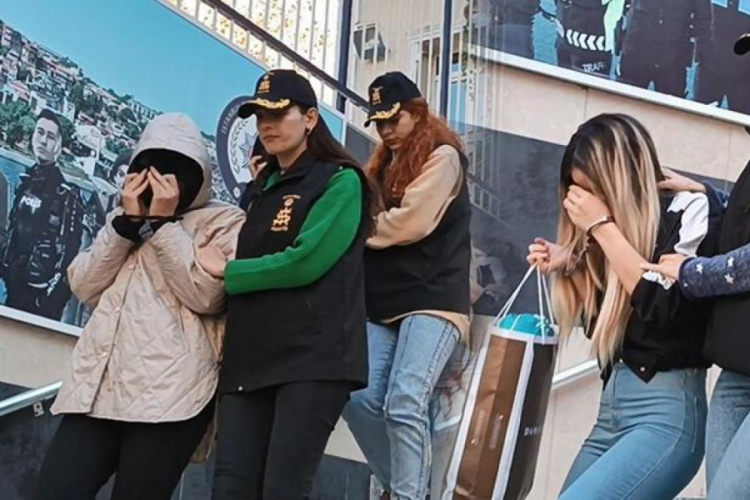 İstanbul'da dolandırıcı &ccedil;etesi yakalandı: 6 kişiden 4'&uuml; tutuklandı