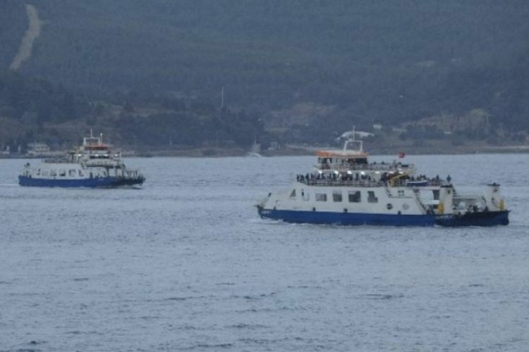 &Ccedil;anakkale'de feribot seferlerine fırtına engeli