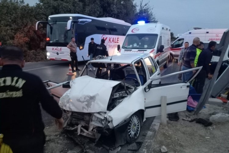 Aydın'da iki otomobil kafa kafaya &ccedil;arpıştı: &Ccedil;ok sayıda yaralı var