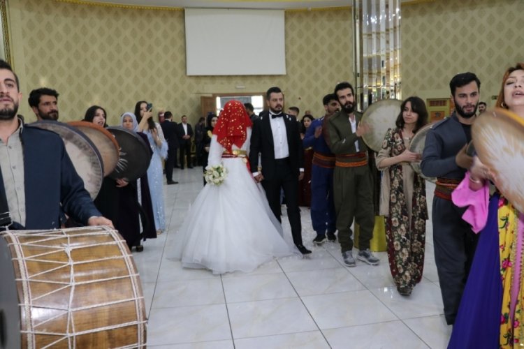 Van'da d&uuml;ğ&uuml;nde gelin ve damat 5 milyon TL'lik altın