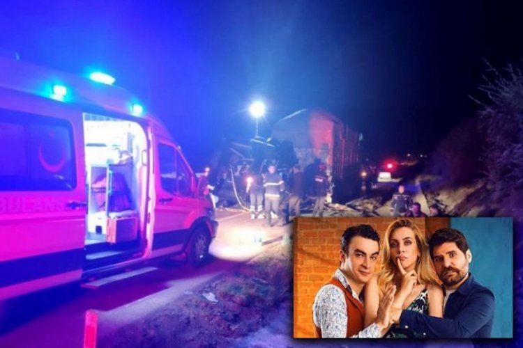 Oyuncuları taşıyan minib&uuml;s tıra &ccedil;arptı!