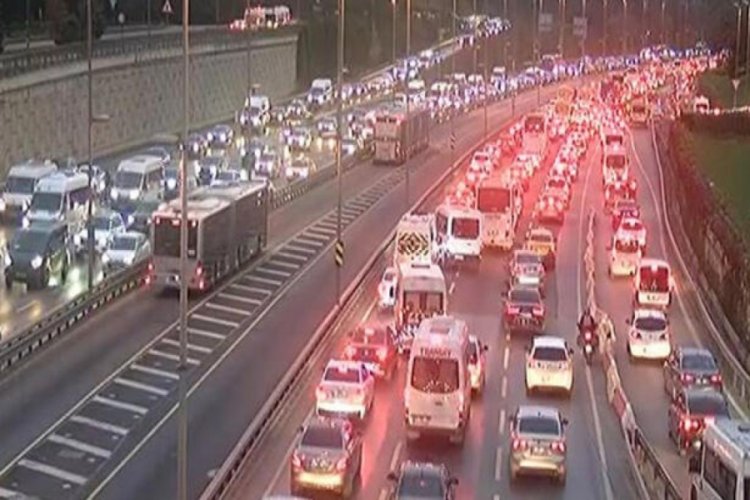 İstanbul'da ara tatil sonrası trafik yoğunluğu oluştu
