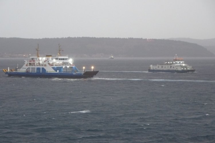 &Ccedil;anakkale'de feribot seferlerine fırtına engeli!