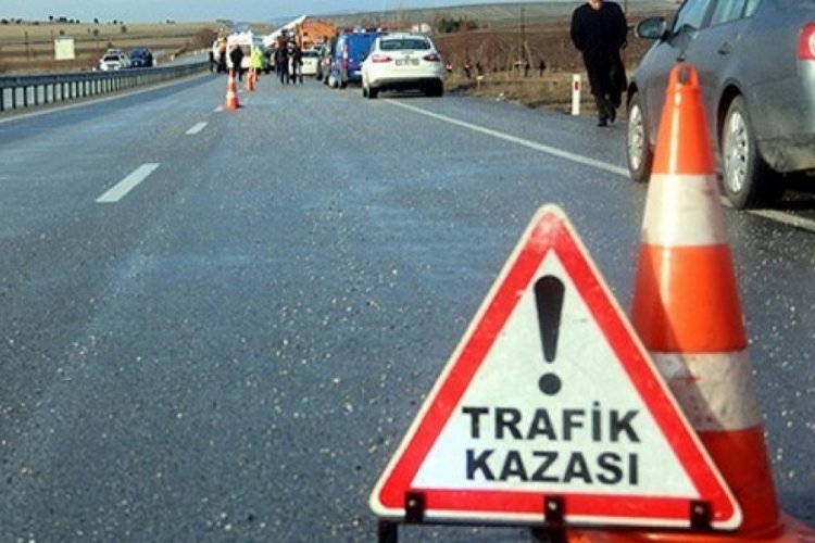 Osmaniye'de kontrolden &ccedil;ıkan otomobil sinyalizasyon direğine &ccedil;arptı