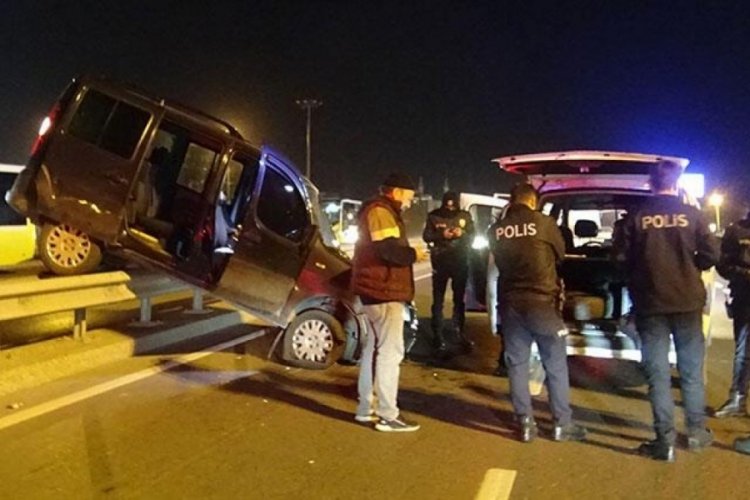 İstanbul'da ehliyetsiz s&uuml;r&uuml;c&uuml; polisten ka&ccedil;tı: Bariyerlere &ccedil;ıktı