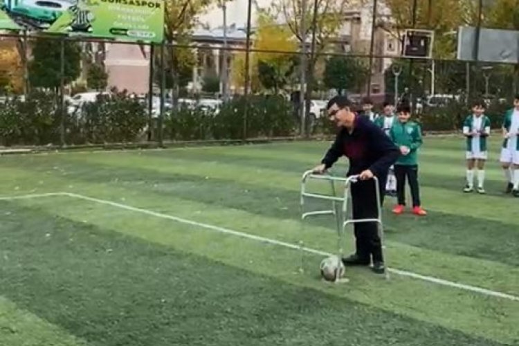 Bursa'da serebral palsi hastası Alperen'den duygulandıran goller