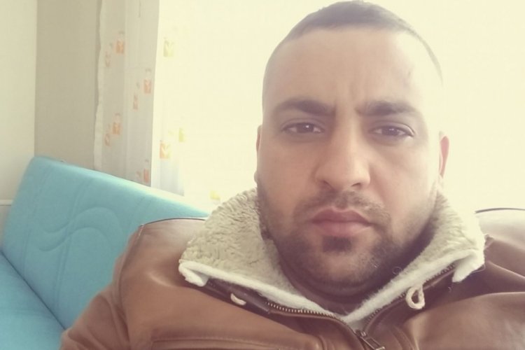 Bursa'da evinin &ouml;n&uuml;nde silahlı saldırıya uğrayan kişi &ouml;ld&uuml;