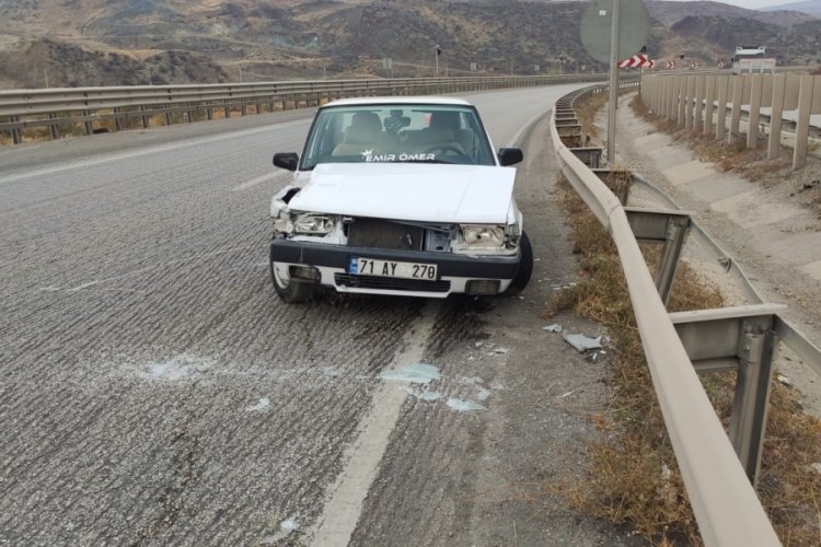 Kırıkkale'de tekeri kopan otomobil bariyere &ccedil;arptı: 3 yaralı