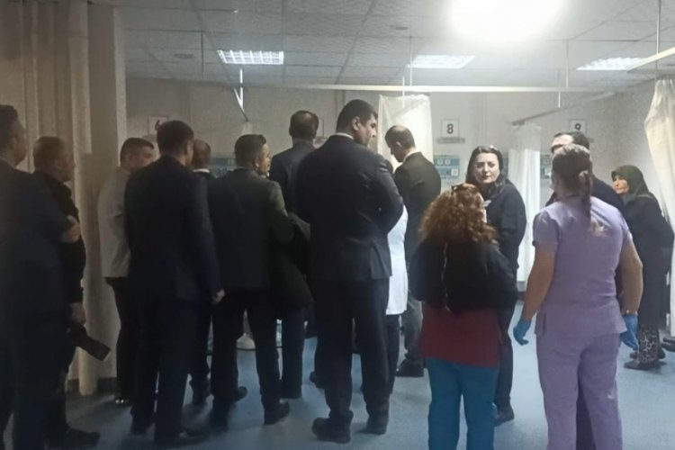 Amasya valisi kazada yaralanan tiyatro ekibini ziyaret etti