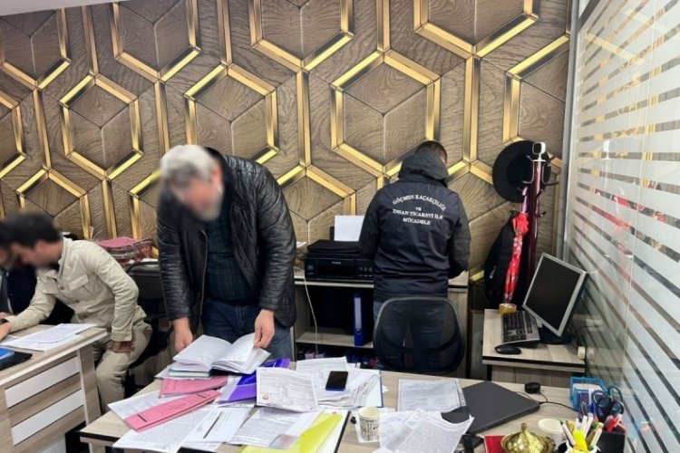 Yabancı uyruklulara sahte belge d&uuml;zenleyen ş&uuml;pheliler yakalandı