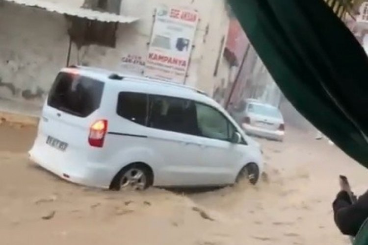 İzmir'de sağanak yağış, caddeleri g&ouml;le &ccedil;evirdi