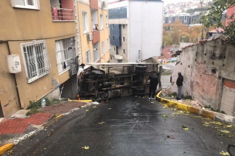 İstanbul'da yokuştan kayan kamyonet devrildi