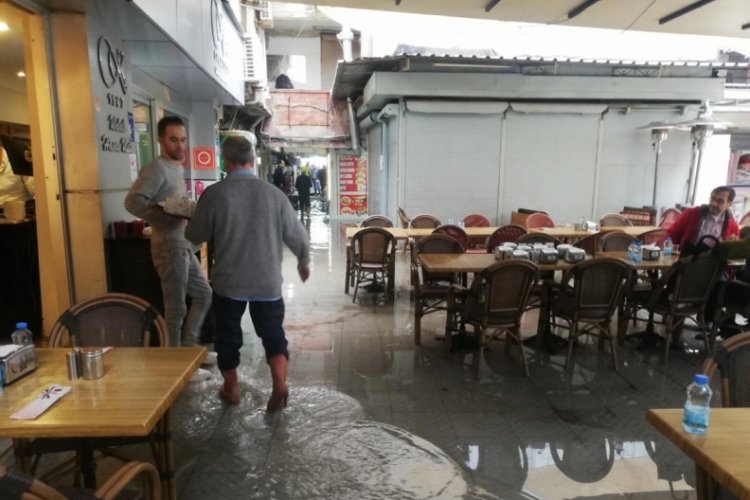 İzmir'de Tarihi Kemeraltı &Ccedil;arşısı'nı su bastı