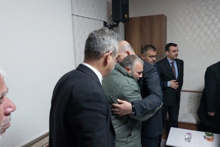 Bakan Soylu ve Bakan &Ouml;zer saldırıda &ouml;len &ouml;ğretmenin ailesine ziyaret