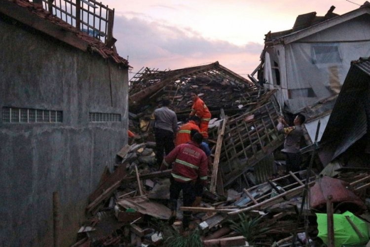 Endonezya'da depremde &ouml;lenlerin sayısı 162'ye y&uuml;kseldi
