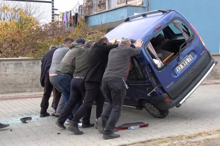 Kırıkkale'de okul servisi ile otomobil &ccedil;arpıştı: &Ccedil;ok sayıda &ouml;ğrenci yaralandı
