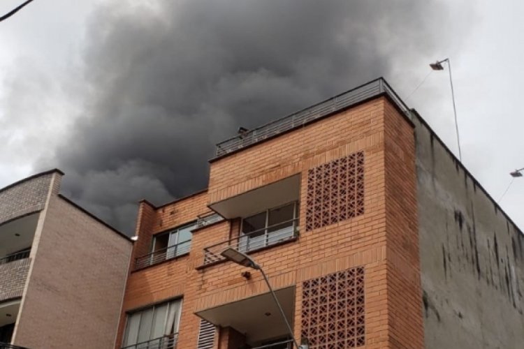 Kolombiya'da u&ccedil;ak evlerin &uuml;zerine d&uuml;şt&uuml;: 8 &ouml;l&uuml;