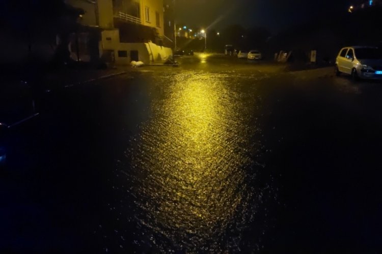 Tekirdağ'da sağanak sokakları g&ouml;le &ccedil;evirdi