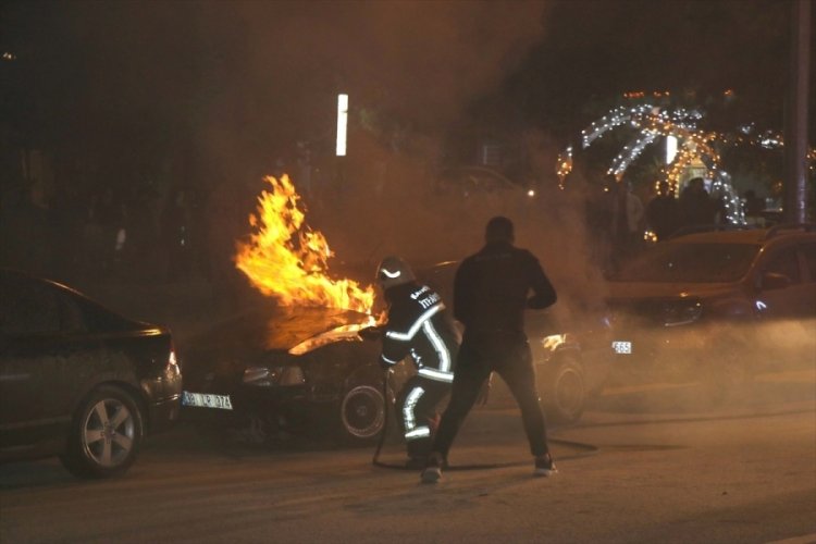 Kayseri'de park halindeki otomobil alev alev yandı