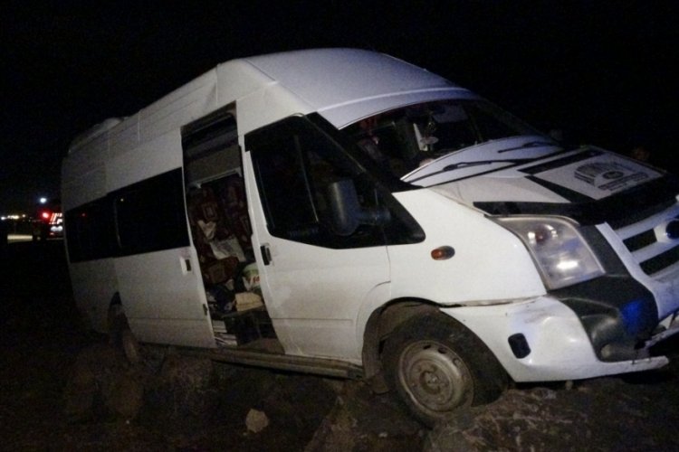 Diyarbakır'da pamuk iş&ccedil;ilerini taşıyan minib&uuml;s kaza yaptı: 13 yaralı