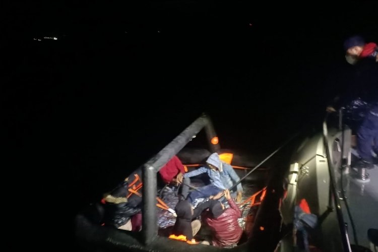İzmir'in &Ccedil;eşme a&ccedil;ıklarında 5 d&uuml;zensiz g&ouml;&ccedil;men kurtarıldı