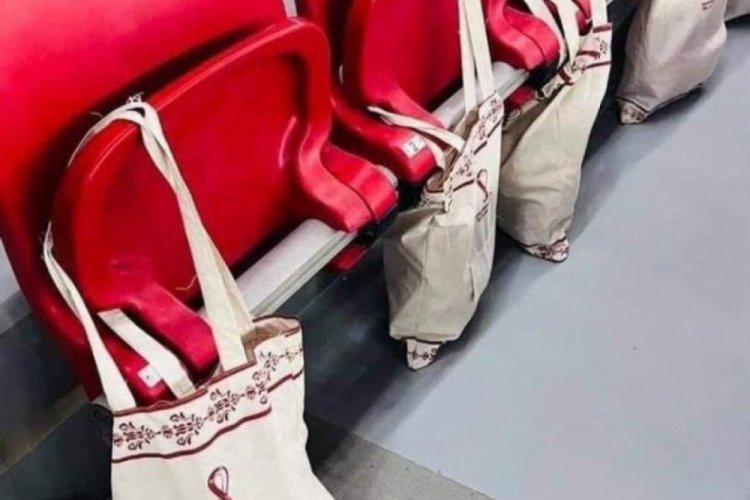 Katar'da trib&uuml;nlere bırakılan &ccedil;antaların sırrı &ccedil;&ouml;z&uuml;ld&uuml;!