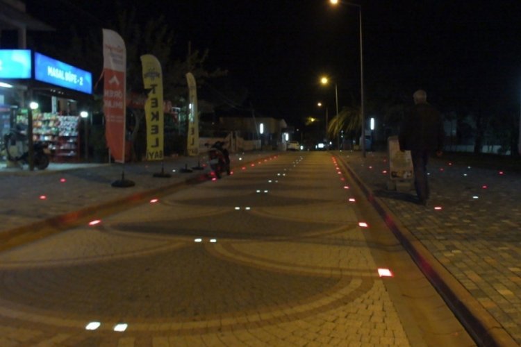 Balıkesir Burhaniye'de magandalar yol aydınlatmalarına zarar veriyor