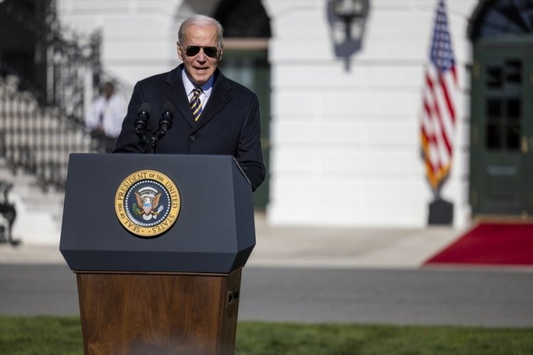 Biden affettiği hindiye mikrofon uzattı