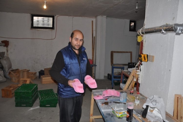 Kars'ta 30 bin liralık hırsızlık yaptılar, 5 &ccedil;ift terlik bıraktılar