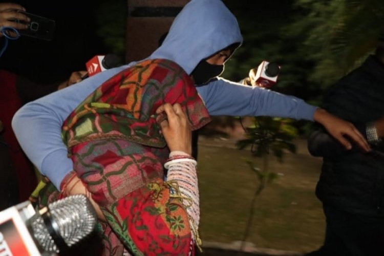 Hindistan'da otoyol kenarındaki bavuldan kadın cesedi &ccedil;ıktı