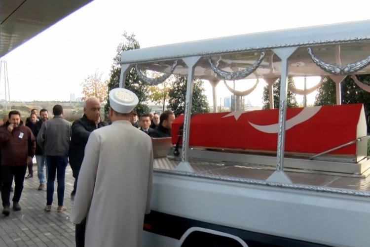 Hıncal Ulu&ccedil; i&ccedil;in &ccedil;alıştığı gazete &ouml;n&uuml;nde t&ouml;ren d&uuml;zenlendi