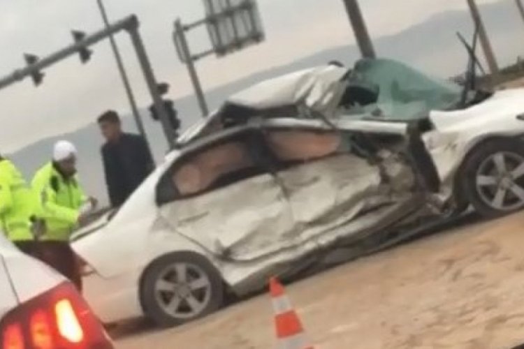Elazığ'da tır, otomobile &ccedil;arptı