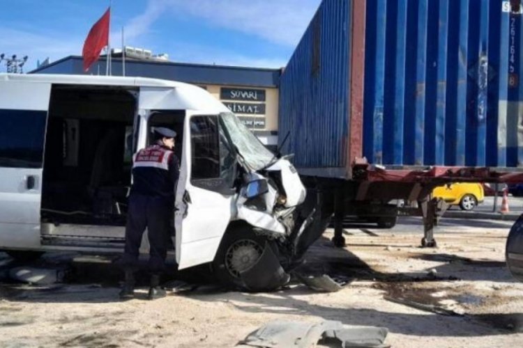 İzmir'de kaza: 1'i ağır 6 cezaevi personeli yaralı