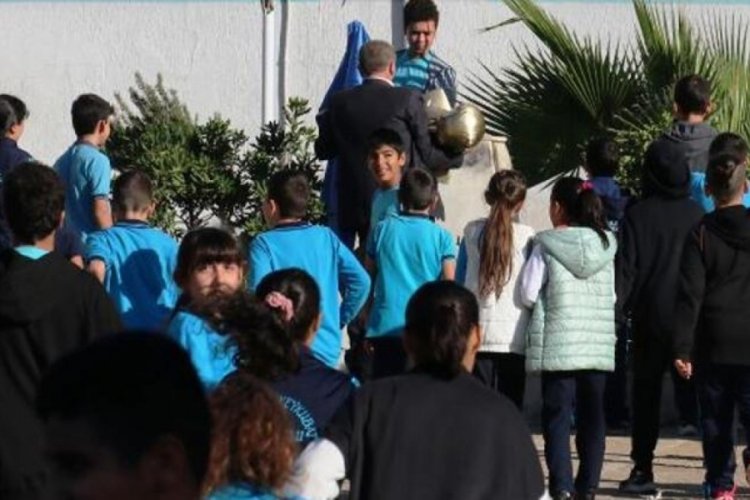 Antalya'da okulun bah&ccedil;esindeki Atat&uuml;rk b&uuml;st&uuml;ne saldırı