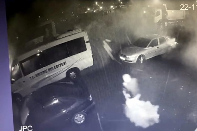 Tekirdağ'da belediyeye ait minib&uuml;s ve makam aracı yandı