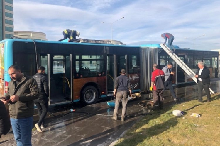 Polis memuru canını hi&ccedil;e saydı! Yanan otob&uuml;se m&uuml;dahale etti