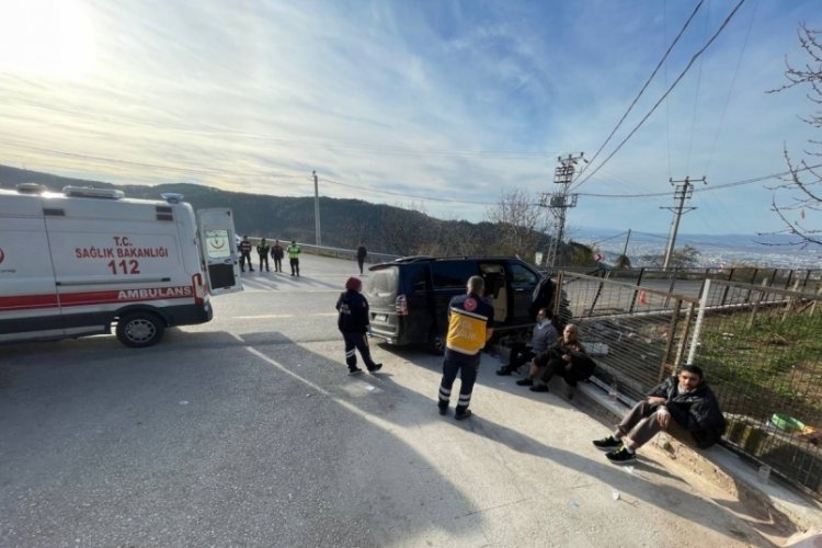 Bursa'da turistleri taşıyan tur minib&uuml;s&uuml; duvara &ccedil;arptı